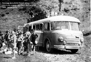 COLO JEUNE FRANCE 1955 autobus, arrivee au Ru
